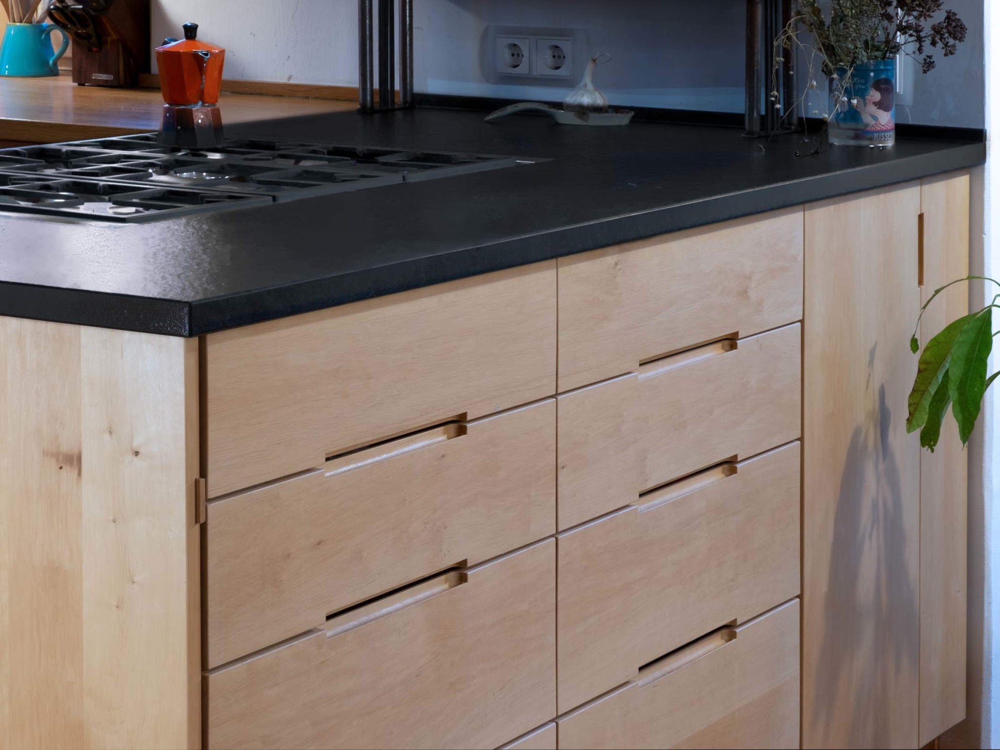 Massivholzküche mit schwarzem Granit